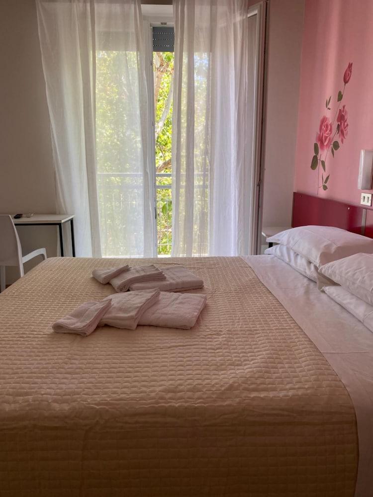 Hotel Nova Dhely Rimini Exterior photo